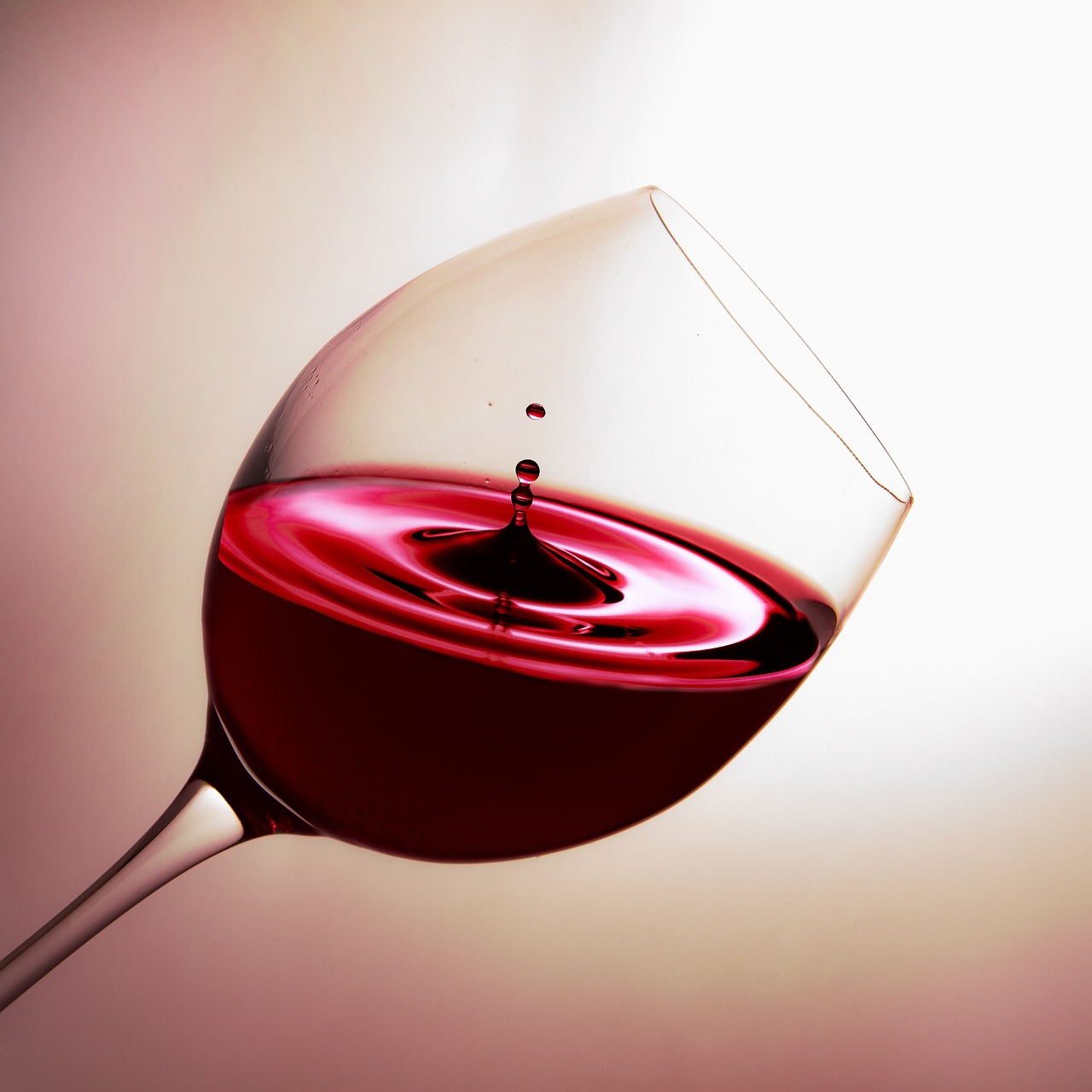L'œnotourisme : un secteur en pleine expansion avec une croissance de 20 % en 7 ans 3 découvrez l'univers du vin à travers le tourisme viticole, où immersion dans les vignobles, dégustations de crus d'exception et rencontres avec des viticulteurs passionnés vous attendent. explorez les régions viticoles françaises et vivez une expérience inoubliable au cœur de la tradition vinicole.