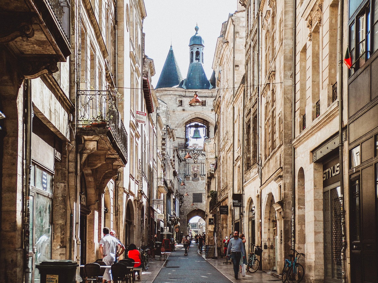 Bordeaux se démarque en tant que 3e meilleure destination pour les amateurs de vin selon un récent sondage 1 découvrez bordeaux, une ville française emblématique réputée pour ses vins prestigieux, son patrimoine architectural remarquable et sa scène culturelle dynamique. explorez ses ruelles pittoresques, ses quais animés et ses célèbres vignobles lors d'un séjour inoubliable.