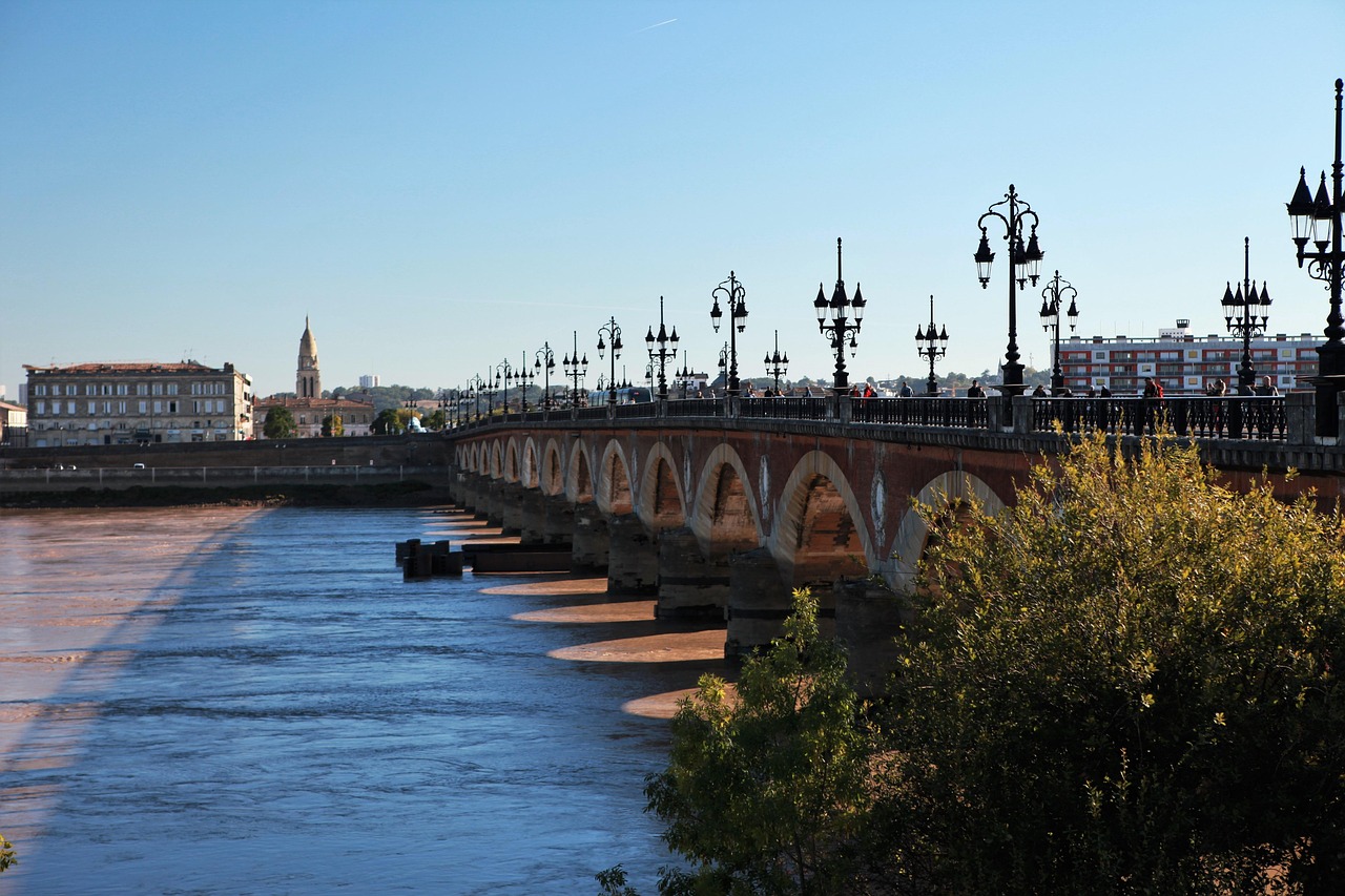 Bordeaux se démarque en tant que 3e meilleure destination pour les amateurs de vin selon un récent sondage 2 découvrez bordeaux, joyau du sud-ouest de la france, célèbre pour ses vins prestigieux, son architecture remarquable et son riche patrimoine culturel. explorez ses quais animés, ses musées captivants et sa gastronomie délicieuse dans cette ville dynamique et accueillante.