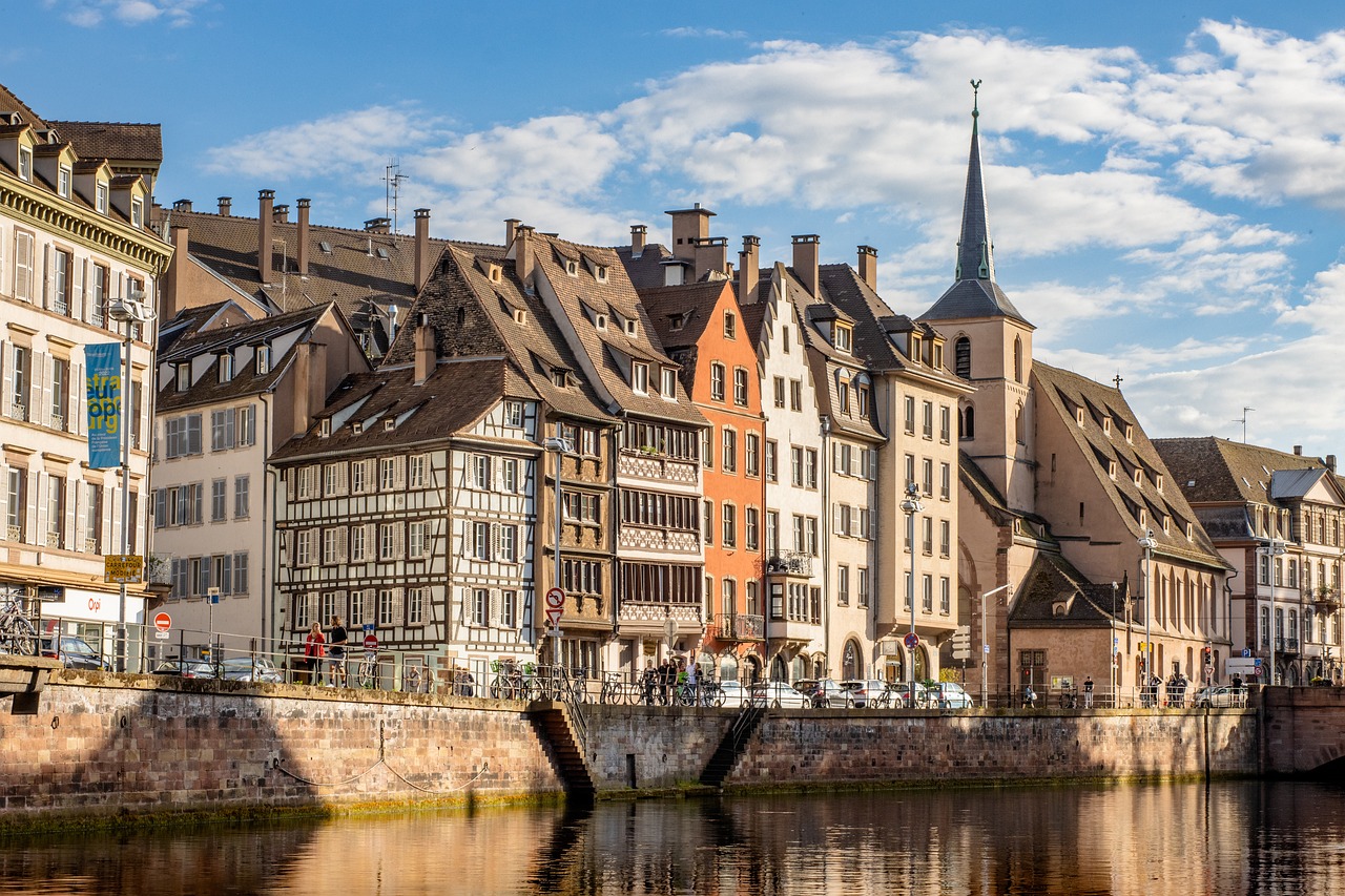 découvrez l'alsace, une région magnifique au cœur de la france, réputée pour ses villages pittoresques, ses paysages vins et ses riches traditions culturelles. explorez la beauté des vignobles, savourez la célèbre gastronomie alsacienne et laissez-vous séduire par l'architecture unique de strasbourg et colmar.