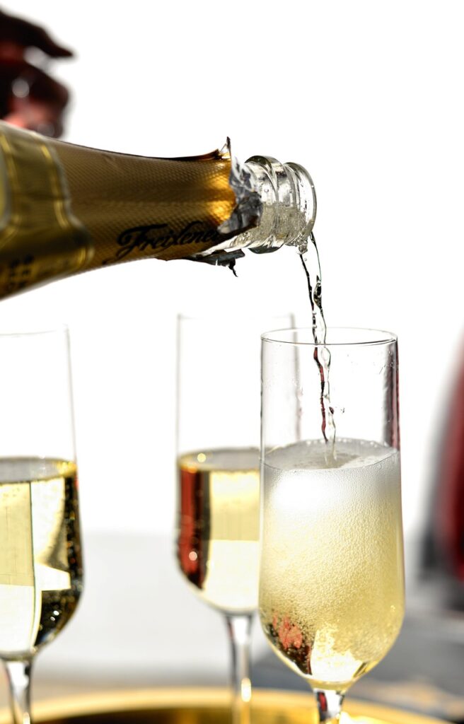 Bourgogne : 2 événements œnotouristiques à ne pas manquer en août 2025 1 Verser du champagne