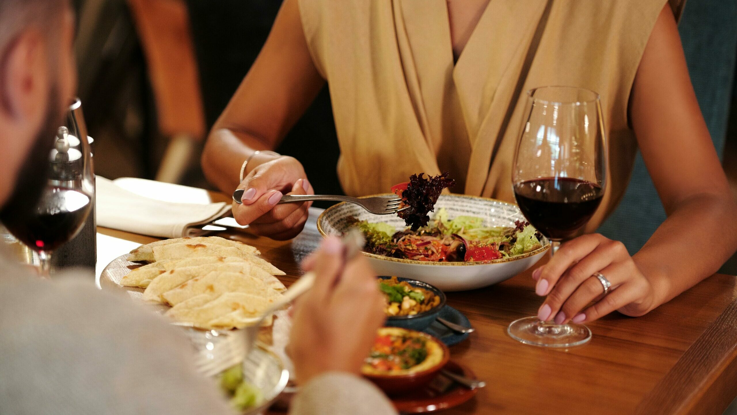 Photo de Jep Gambardella: https://www.pexels.com/fr-fr/photo/homme-en-veste-de-costume-marron-tenant-un-verre-a-vin-5086619/